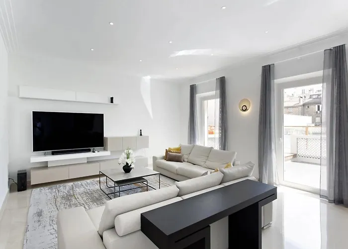 Ref 1208 - Cannes - 5Mins To Palais Des Festivals