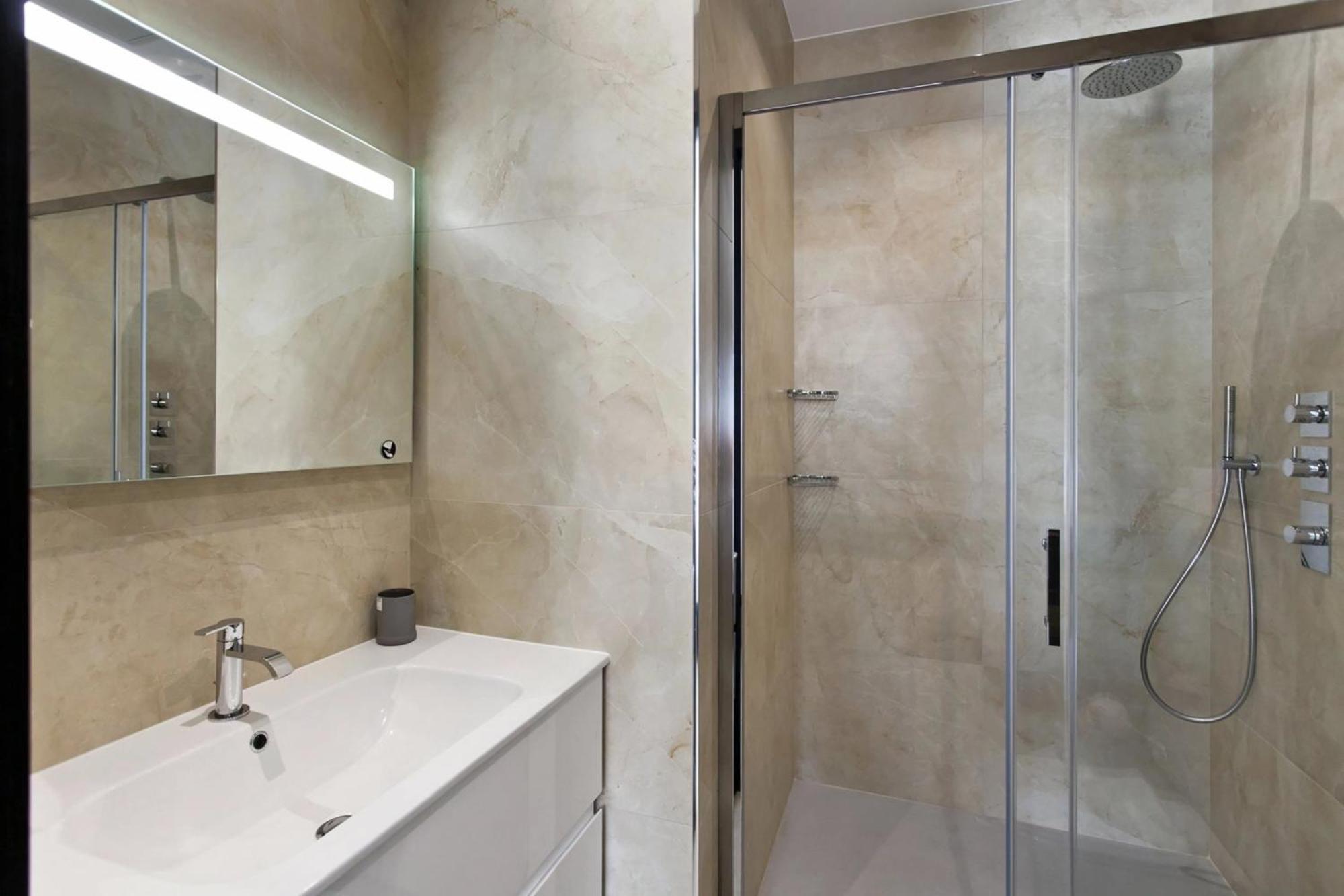 Ref 1208 - - 5mins To Palais Des Festivals *